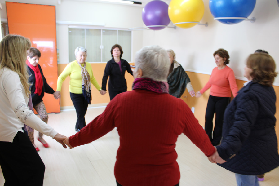 Dança circular no Centro de Convivência Mayoredad Batel